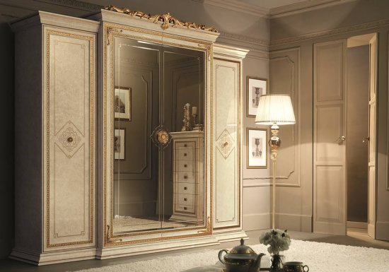 Ντουλάπα η οποία διαθέτει έναν μεγάλο ολόσωμο καθρέφτη και είναι κατασκευασμένη με τέσσερις πόρτες και σχέδιο μαιάνδρου.
