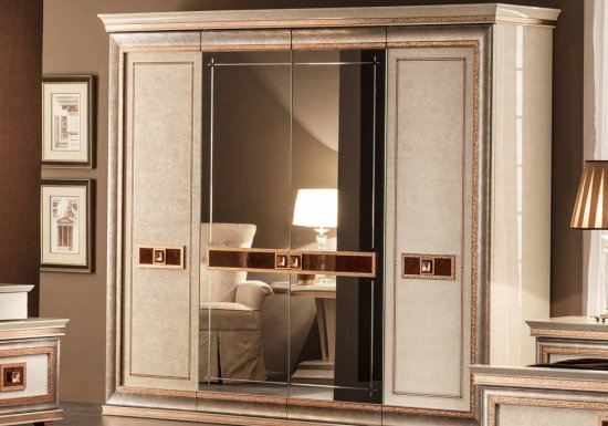Ντουλάπα με ολόσωμο καθρέφτη. Είναι σχεδιασμένη με χάλκινες σφυρήλατες λεπτομέρειες και πινελιές ροζ χρυσού.
