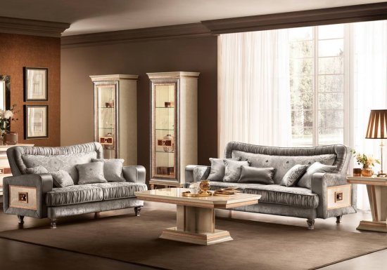 Καναπές τριθέσιος σε χρώμα γκρι. Διαθέτει ένα κάθισμα το οποίο είναι διακοσμημένο με άσπρα ιδιαίτερα σχέδια.