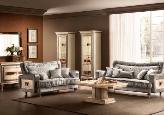 Διθέσιος καναπές ο οποίος είναι σχεδιασμένος σε χρώμα γκρι. Διαθέτει ένα κάθισμα το οποίο είναι διακοσμημένο με άσπρα ιδιαίτερα σχέδια.