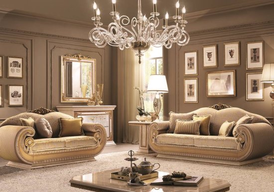 Τριθέσιος καναπές διακοσμημένος με χρυσές λεπτομέρειες. Διαθέτει χρυσή κορώνα η οποία τον κάνει ξεχωριστό και εντυπωσιακό.