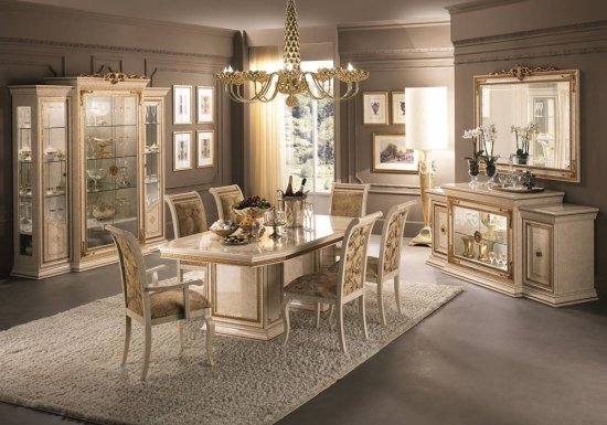 Καρέκλα τραπεζαρίας ιταλικής κατασκευής. Είναι σχεδιασμένη σε ιβουάρ γυαλιστερό και το κάθισμά της είναι ντυμένο με ύφασμα υψηλής ποιότητας ενώ διαθέτει χρυσές λεπτομέρειες.