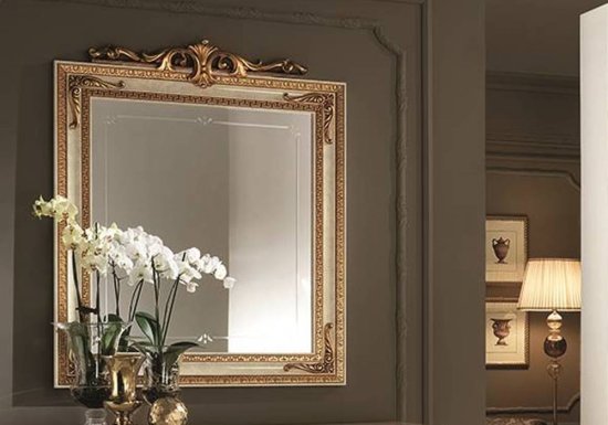 Καθρέφτης τετράγωνος σχεδιασμένος με μαίανδρο και χρυσές λεπτομέρειες.