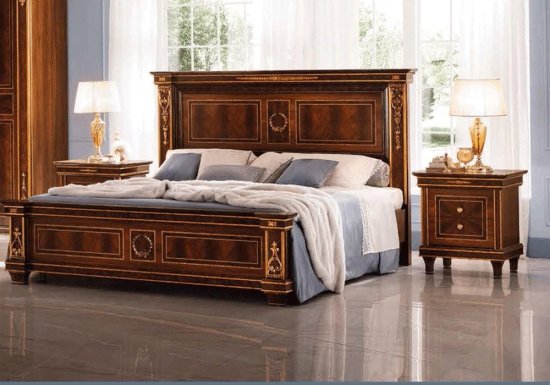 Κρεβάτι καρυδί σε κλασσικό στυλ το οποίο είναι διακοσμημένο με χρυσές λεπτομέρειες.