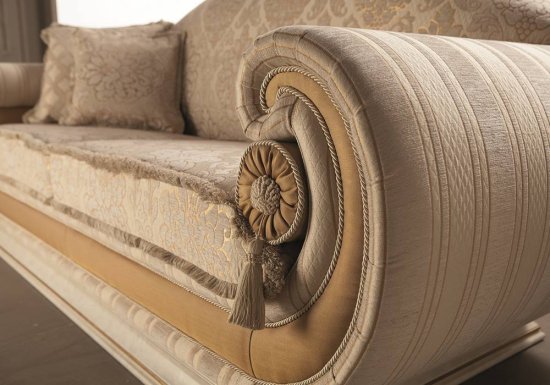 Τριθέσιος καναπές με χρυσές λεπτομέρειες. Διαθέτει χρυσή κορώνα η οποία κάνει τον καναπέ ξεχωριστό και μοναδικό.