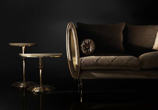 Διθέσιος καναπές σε χρώμα καφέ με χρυσές λεπτομέρειες.