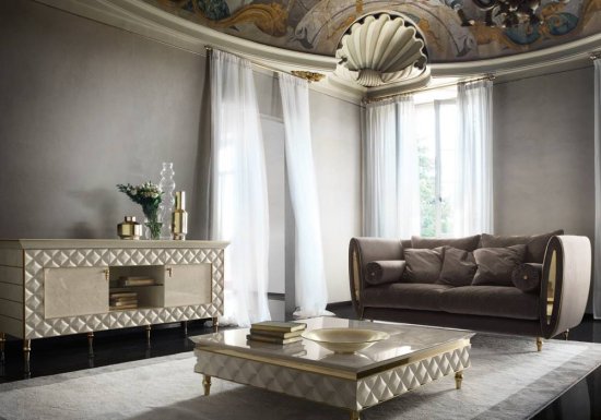 Διθέσιος καναπές ο οποίος είναι σχεδιασμένος σε χρώμα καφέ και διακοσμημένος με χρυσές λεπτομέρειες.