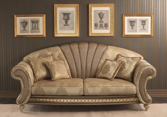 Διθέσιος καναπές κρεβάτι σχεδιασμένος σε χρώμα καφέ χρυσό και διακοσμημένος με βελούδινα στοιχεία.