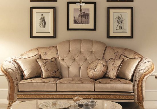 Καναπές τριθέσιος ο οποίος γίνεται κρεβάτι. Είναι σχεδιασμένος σε χρώμα μπεζ με χρυσές λεπτομέρειες.