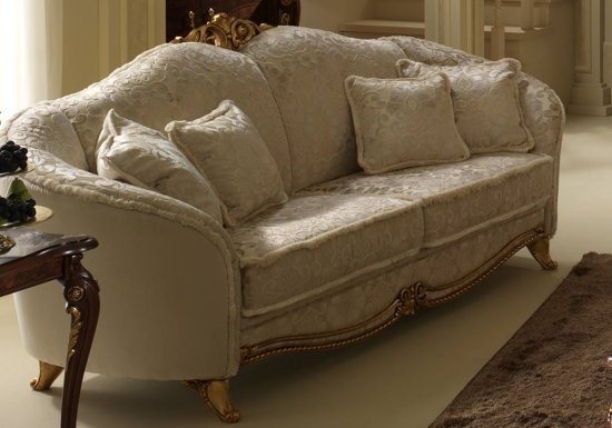 Αριστοκρατικός τριθέσιος καναπές σχεδιασμένος με μπεζ χρώμα και διακοσμημένος με χρυσή κορώνα.