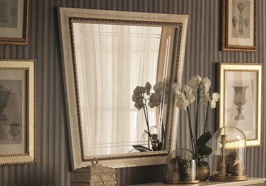 Καθρέφτης σε κλασσικό στυλ σχεδιασμένος σε χρώμα εκρού και διακοσμημένος με χρυσές λεπτομέρειες.