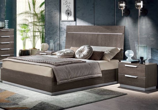 Κομψό κρεβάτι με φινίρισμα ασημένιας σημύδας και φωτισμό