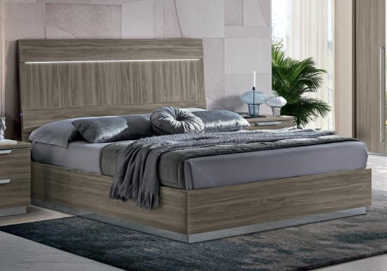 Μοντέρνο κρεβάτι με γκρι φινίρισμα και φωτισμό