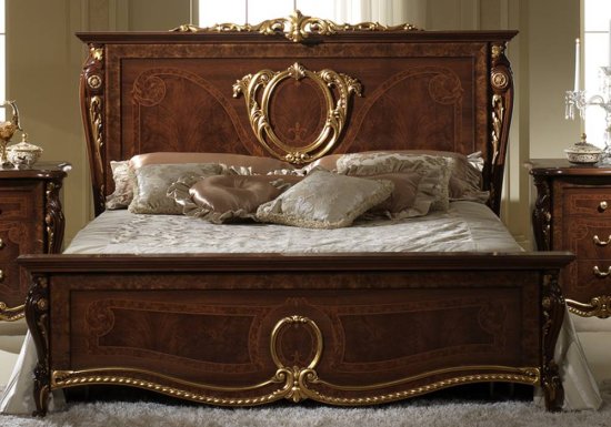 Κλασσικό καρυδί κρεβάτι με χρυσή κορώνα.