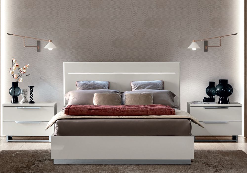 Λευκό Ιταλικό κρεβάτι με φινίρισμα αλουμινίου και φωτισμό