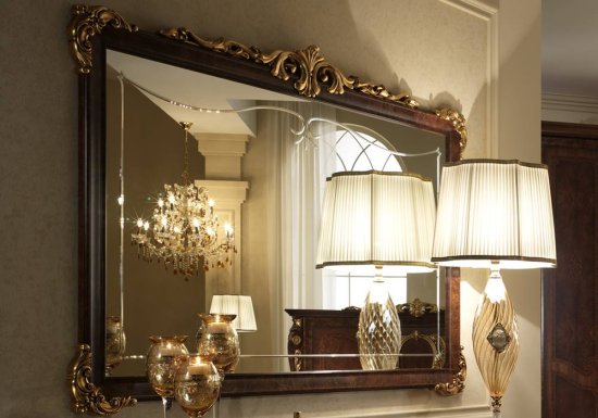 Ορθογώνιος κλασσικός καθρέφτης σχεδιασμένος σε χρώμα καρυδί και διακοσμημένος με χρυσή κορώνα.