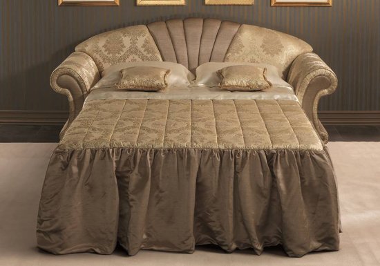 Τριθέσιος καναπές κρεβάτι ο οποίος είναι σχεδιασμένος με βελούδινα στοιχεία και μπεζ λουλούδια.