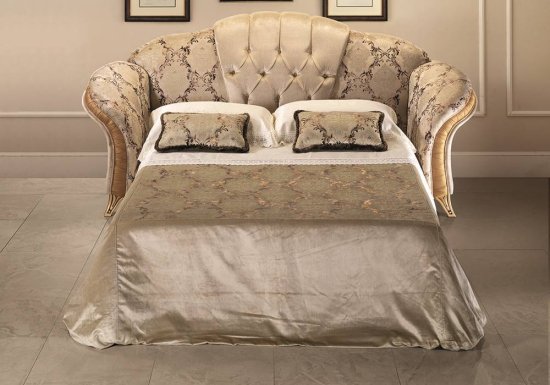 Τριθέσιος καναπές κρεβάτι σε χρώμα μπεζ με χρυσές λεπτομέρειες.