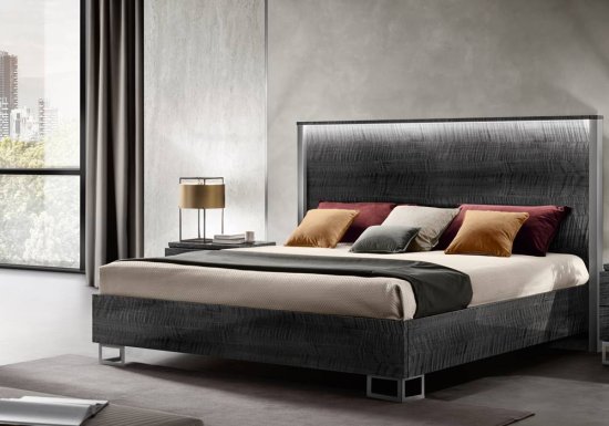 Κρεβάτι το οποίο είναι σχεδιασμένο σε χρώμα ανθρακί και διακοσμημένο με κρυφό φωτισμό και τετράγωνα πόδια.