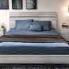 Κρεβάτι σχεδιασμένο σε χρώμα ασημί - γκρι με καμπυλωτό κεφαλάρι.