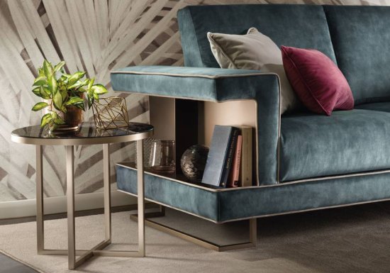 Διθέσιος καναπές ο οποίος είναι σχεδιασμένος σε μπλε ραφ απόχρωση και διαθέτει ειδική θέση για περιοδικά.