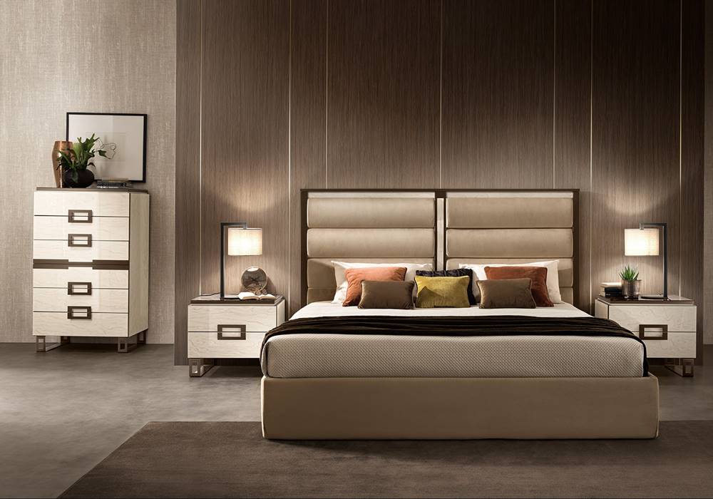 Κρεβάτι το οποίο είναι σχεδιασμένο σε χρώμα εκρού και διακοσμημένο με μεταλλικές καφέ λεπτομέρειες. Διαθέτει αποθηκευτικό χώρο και κρυφό φωτισμό.