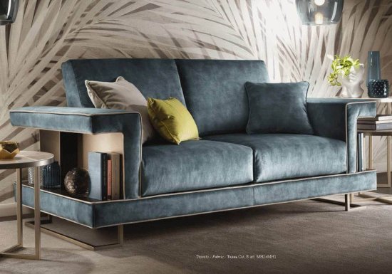 Διθέσιος καναπές σε μπλε ραφ απόχρωση ο οποίος διαθέτει ειδική θέση για περιοδικά.