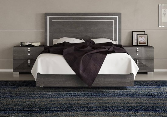 Κρεβάτι σχεδιασμένο σε χρώμα γκρι - καφέ και διακοσμημένο με ασημί γραμμές.
