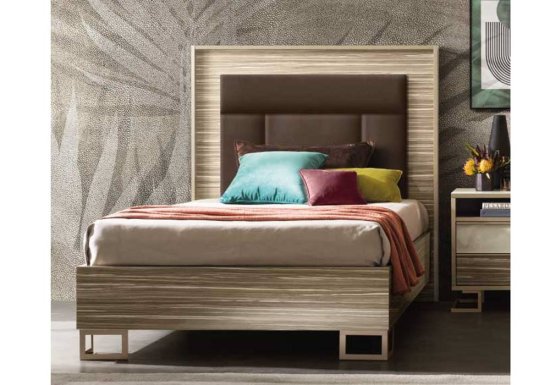 Κρεβάτι σχεδιασμένο με εφέ zebrano σε χρώμα γκρι καφέ και το κεφαλάρι του είναι διακοσμημένο με καφέ ύφασμα.