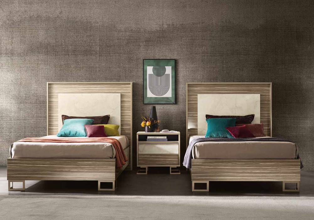 Κρεβάτι το οποίο είναι σχεδιασμένο σε χρώμα γρι καφέ και το κεφαλάρι του είναι σχεδιασμένο με εκρού εφέ μαρμάρου.