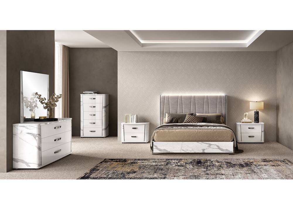 Κρεβάτι σχεδιασμένο σε χρώμα λευκό γυαλιστερό με εφέ μαρμάρου και και υφασμάτινο γκρι κεφαλάρι.