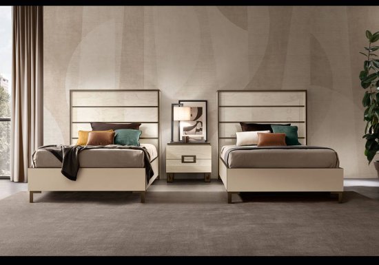 Κρεβάτι το οποίο είναι σχεδιασμένο σε χρώμα εκρού και διακοσμημένο με καφέ μεταλλικές λεπτομέρειες.