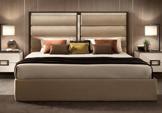 Κρεβάτι το οποίο είναι σχεδιασμένο σε χρώμα εκρού και διακοσμημένο με καφέ μεταλλικές λεπτομέρειες. Διαθέτει αποθηκευτικό χώρο και κρυφό φωτισμό.