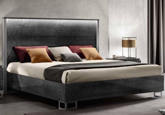 Κρεβάτι το οποίο είναι σχεδιασμένο σε χρώμα ανθρακί και διακοσμημένο με κρυφό φωτισμό και τετράγωνα πόδια.
