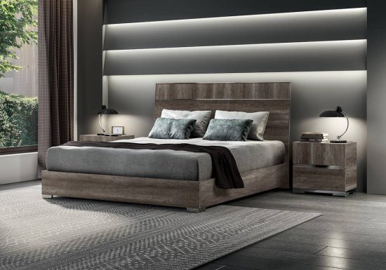 Κρεβάτι το οποίο είναι σχεδιασμένο σε χρώμα γκρι καφέ και διακοσμημένο με ανθρακί λεπτομέρειες.
