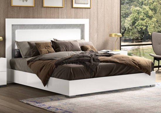 Κρεβάτι σχεδιασμένο σε χρώμα λευκό γυαλιστερό διακοσμημένο με γκρι εφέ μαρμάρου