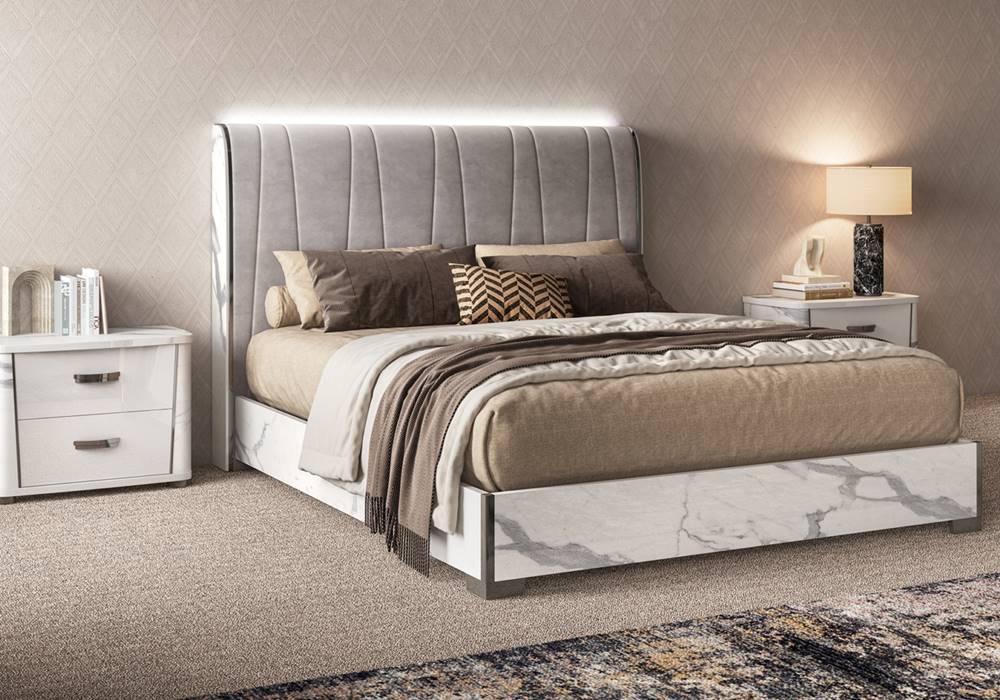 Λευκό γυαλιστερό κρεβάτι το οποίο είναι διακοσμημένο με εφέ μαρμάρου και υφασμάτινο γκρι κεφαλάρι.