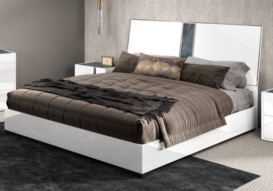 Κρεβάτι το οποίο είναι σχεδιασμένο σε χρώμα λευκό με μαύρο εφέ μαρμάρου.
