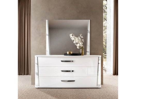 Καθρέφτης σχεδιασμένος σε χρώμα λευκό γυαλιστερό και διακοσμημένος με εφέ μαρμάρου.