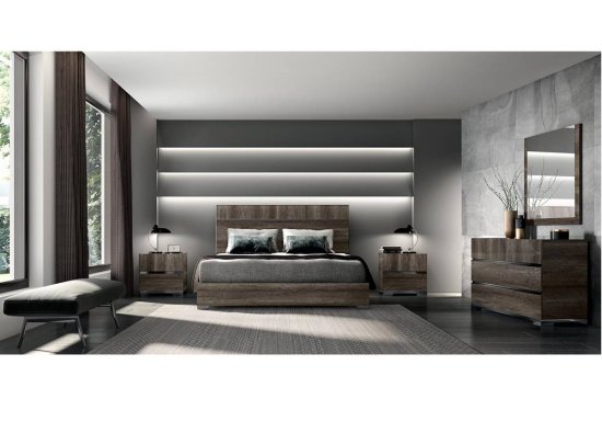 Κρεβάτι σχεδιασμένο σε χρώμα καφέ γκρι και διακοσμημένο με ανθρακί λεπτομέρειες.