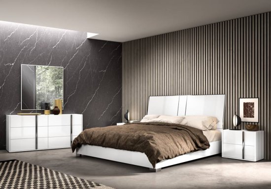 Κρεβάτι το οποίο είναι σχεδιασμένο σε χρώμα λευκό γυαλιστερό και διακοσμημένο με ανθρακί λεπτομέρειες.