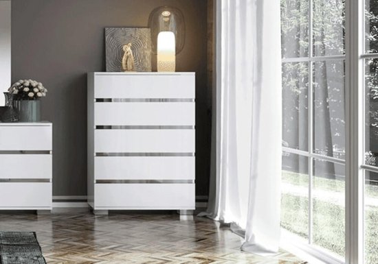 Ψηλή συρταριέρα σχεδιασμένη σε χρώμα λευκό.