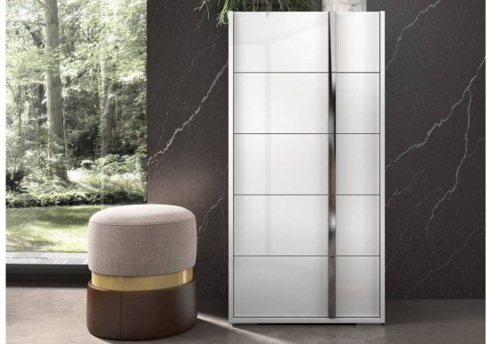 Ψηλή συρταριέρα ιταλικής κατασκευής η οποία είναι σχεδιασμένη σε χρώμα λευκό και διακοσμημένη με ανθρακί πόμολα.
