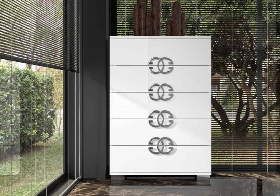Ψηλή συρταριέρα η οποία είναι σχεδιασμένη σε χρώμα λευκό γυαλιστερό και διαθέτει πέντε συρτάρια.
