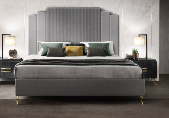 Υφασμάτινο κρεβάτι το οποίο είναι σχεδιασμένο σε χρώμα γκρι και διακοσμημένο με ριγέ μοτίβο.