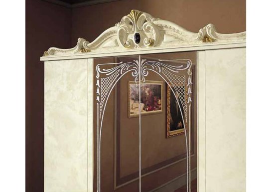 Εξάφυλλη ντουλάπα σε χρώμα ιβουάρ η οποία διαθέτει χρυσές λεπτομέρειες, ολόσωμο καθρέφτη, και κορώνα.