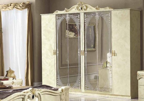 Εξάφυλλη μπαρόκ ντουλάπα σε χρώμα ιβουάρ με ολόσωμο καθρέφτη, κορώνα και χρυσές λεπτομέρειες.