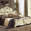 Κρεβάτι σε μπαρόκ στυλ το οποίο είναι σχεδιασμένο σε χρώμα ιβουάρ και διακοσμημένο με εντυπωσιακά περίτεχνα σχέδια.