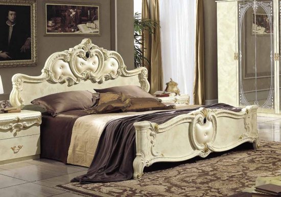 Κρεβάτι σε μπαρόκ στυλ το οποίο είναι σχεδιασμένο σε χρώμα ιβουάρ και διακοσμημένο με εντυπωσιακά περίτεχνα σχέδια.