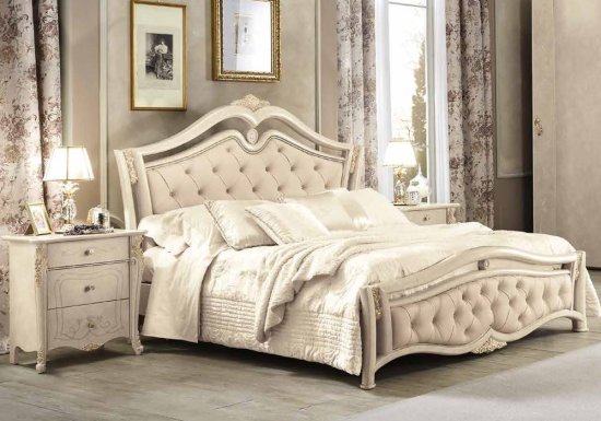 Κρεβάτι σχεδιασμένο σε χρώμα ιβουάρ το οποίο διαθέτει καπιτονέ καμπυλωτό κεφαλάρι και καπιτονέ πόδια.